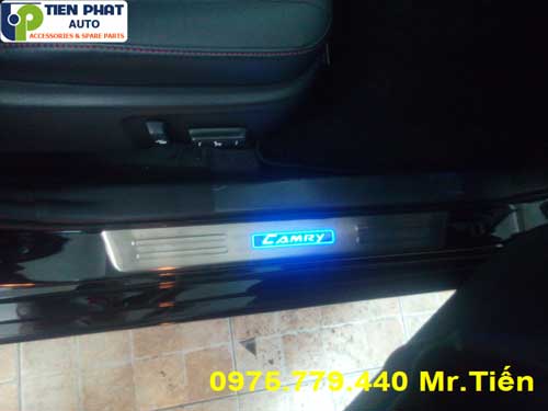 lap be buoc chan chong tray cho  toyota camry 2018